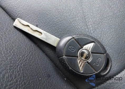 2005 Mini Cooper z USA, uszkodzony, nr VIN WMWRC33435TC59697